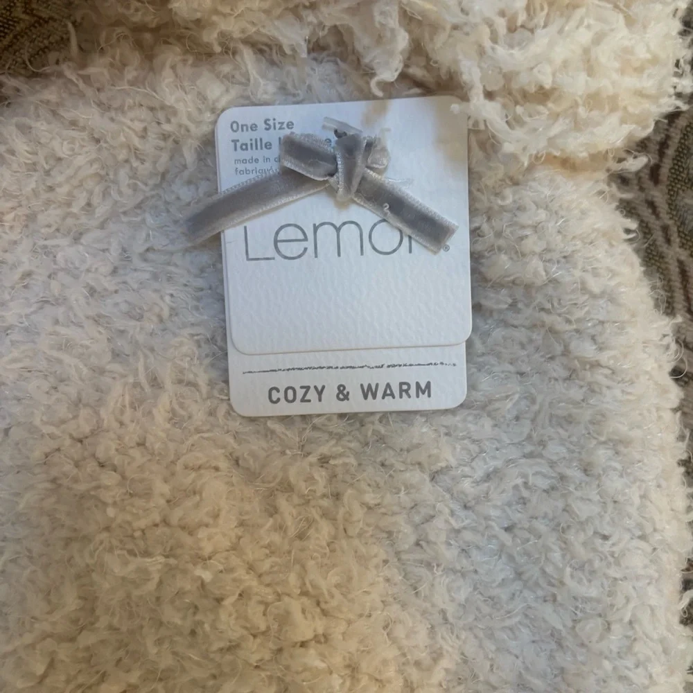 NWT Lemon Ecru Cozy & Warm Fuzzy Pom Beanie Hat – Cream/Ivory One Size
